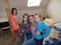c) děvčata a jejich pokoje (19)